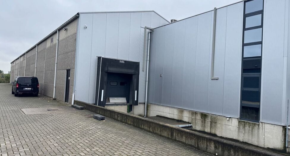 Op een strategische locatie in Antwerpen-Ekeren, vlak bij het op- en afrittencomplex van de A12, bieden wij dit bedrijfsgebouw te huur aan. Het pand is gelegen in agrarisch gebied en beschikt over een vergunning voor passieve opslag.

Het gebouw omvat cir
