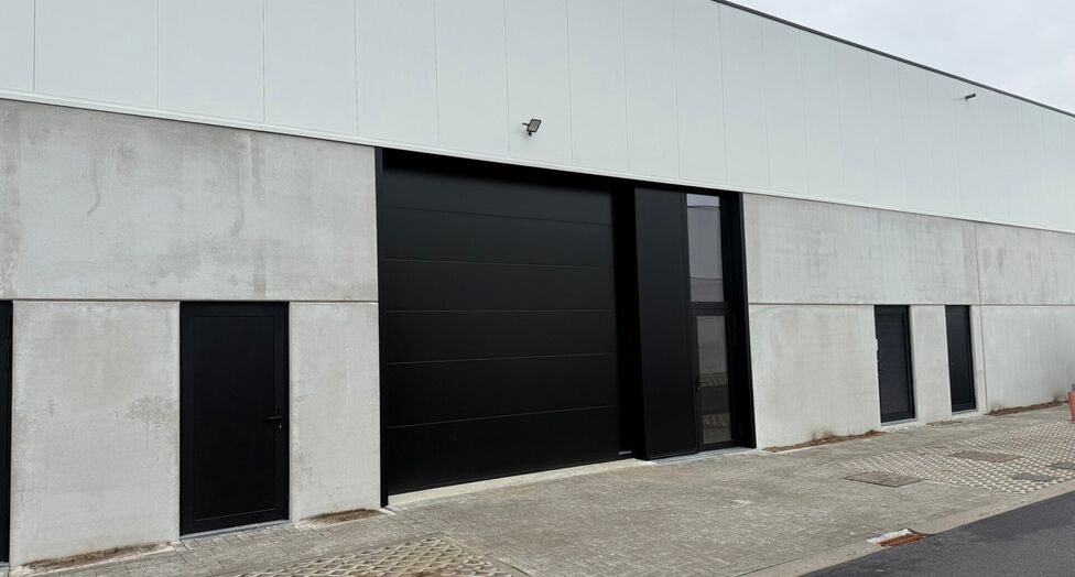 In dit nieuwbouwproject in industriezone 'De Vloeiende' te Kapellen bieden wij deze twee KMO-units te huur aan. Het project is zeer centraal gelegen in de regio Kapellen/Ekeren/Brasschaat en biedt een vlotte verbinding met de Antwerpse Haven.

Deze units 
