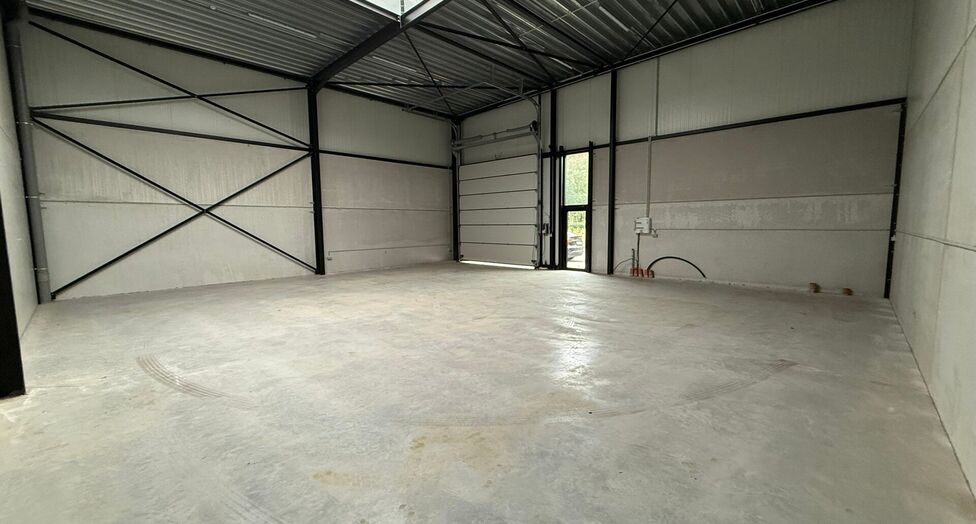 In dit nieuwbouwproject in industriezone 'De Vloeiende' te Kapellen bieden wij deze twee KMO-units te huur aan. Het project is zeer centraal gelegen in de regio Kapellen/Ekeren/Brasschaat en biedt een vlotte verbinding met de Antwerpse Haven.

Deze units 