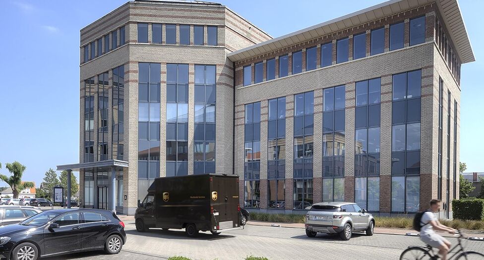 Mechelen Campus is een hoogwaardig en multifunctioneel kantorencomplex met een totale kantooroppervlakte van circa 55.000 m², verspreid over 11 gebouwen. De campus wordt gekenmerkt door een markante toren van ongeveer 60 meter hoog, omringd door tien lag