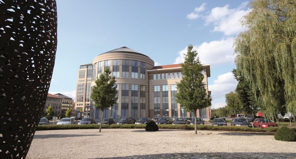 Mechelen Campus is een hoogwaardig en multifunctioneel kantorencomplex met een totale kantooroppervlakte van circa 55.000 m², verspreid over 11 gebouwen. De campus wordt gekenmerkt door een markante toren van ongeveer 60 meter hoog, omringd door tien lag