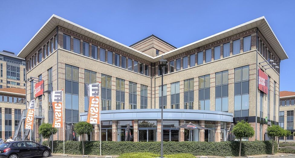 Mechelen Campus is een hoogwaardig en multifunctioneel kantorencomplex met een totale kantooroppervlakte van circa 55.000 m², verspreid over 11 gebouwen. De campus wordt gekenmerkt door een markante toren van ongeveer 60 meter hoog, omringd door tien lag