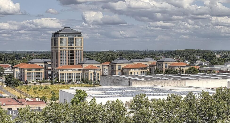 Mechelen Campus is een hoogwaardig en multifunctioneel kantorencomplex met een totale kantooroppervlakte van circa 55.000 m², verspreid over 11 gebouwen. De campus wordt gekenmerkt door een markante toren van ongeveer 60 meter hoog, omringd door tien lag