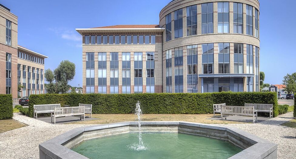 Mechelen Campus is een hoogwaardig en multifunctioneel kantorencomplex met een totale kantooroppervlakte van circa 55.000 m², verspreid over 11 gebouwen. De campus wordt gekenmerkt door een markante toren van ongeveer 60 meter hoog, omringd door tien lag