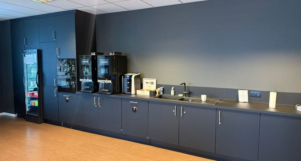 Mechelen Campus is een hoogwaardig en multifunctioneel kantorencomplex met een totale kantooroppervlakte van circa 55.000 m², verspreid over 11 gebouwen. De campus wordt gekenmerkt door een markante toren van ongeveer 60 meter hoog, omringd door tien lag