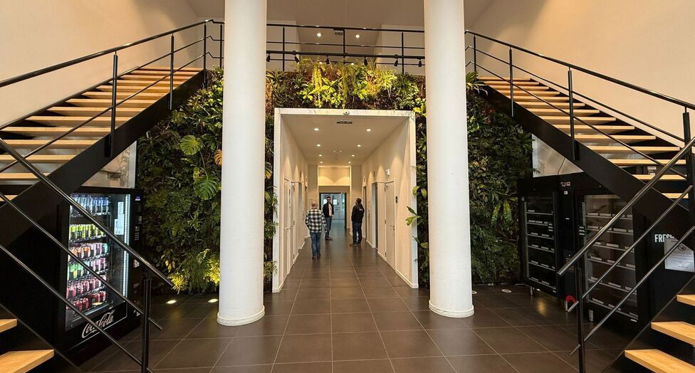 Mechelen Campus is een hoogwaardig en multifunctioneel kantorencomplex met een totale kantooroppervlakte van circa 55.000 m², verspreid over 11 gebouwen. De campus wordt gekenmerkt door een markante toren van ongeveer 60 meter hoog, omringd door tien lag