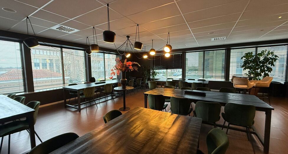 Mechelen Campus is een hoogwaardig en multifunctioneel kantorencomplex met een totale kantooroppervlakte van circa 55.000 m², verspreid over 11 gebouwen. De campus wordt gekenmerkt door een markante toren van ongeveer 60 meter hoog, omringd door tien lag