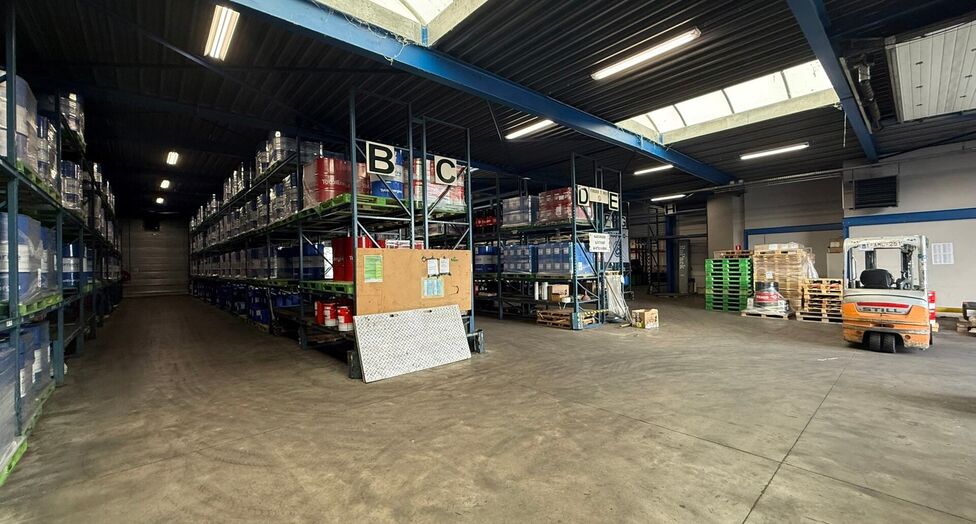 Op een strategische locatie in Schelle, aan de Molenberglei 9-11, bevindt zich dit industrieel gebouw dewelke een uitstekende ligging geniet nabij de A12 (Antwerpen - Brussel). Het gebouw heeft een totale oppervlakte van ca. 1920 m&sup2;, bestaande uit een ma