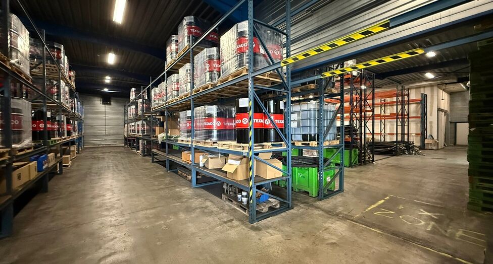 Op een strategische locatie in Schelle, aan de Molenberglei 9-11, bevindt zich dit industrieel gebouw dewelke een uitstekende ligging geniet nabij de A12 (Antwerpen - Brussel). Het gebouw heeft een totale oppervlakte van ca. 1920 m&sup2;, bestaande uit een ma