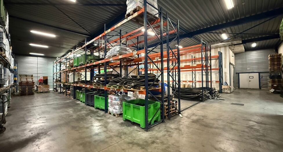 Op een strategische locatie in Schelle, aan de Molenberglei 9-11, bevindt zich dit industrieel gebouw dewelke een uitstekende ligging geniet nabij de A12 (Antwerpen - Brussel). Het gebouw heeft een totale oppervlakte van ca. 1920 m&sup2;, bestaande uit een ma