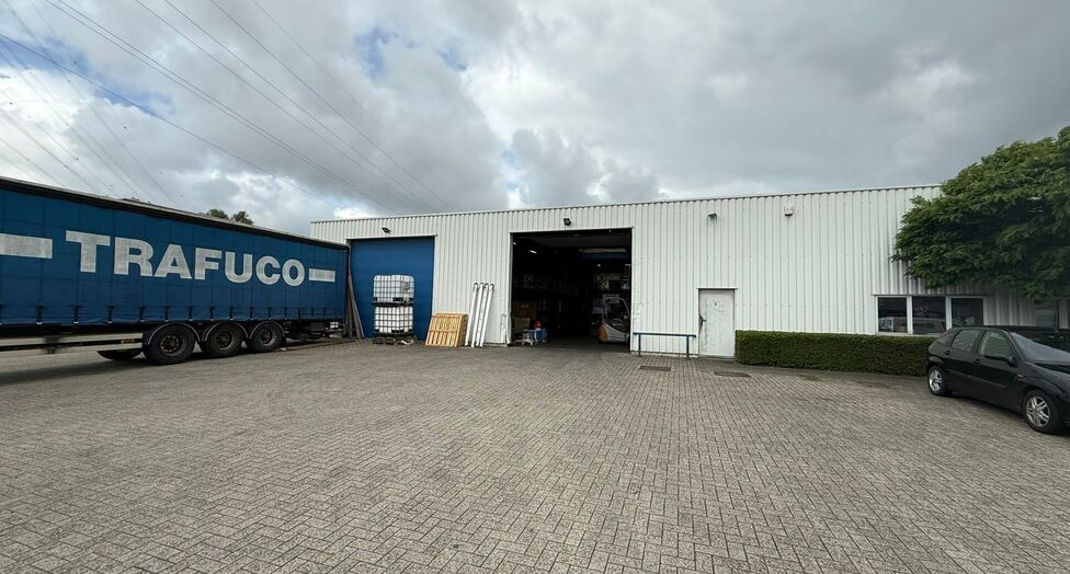 Op een strategische locatie in Schelle, aan de Molenberglei 9-11, bevindt zich dit industrieel gebouw dewelke een uitstekende ligging geniet nabij de A12 (Antwerpen - Brussel). Het gebouw heeft een totale oppervlakte van ca. 1920 m&sup2;, bestaande uit een ma