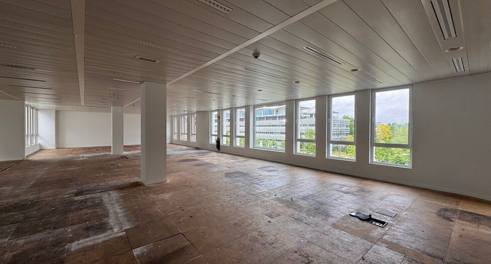 Dit moderne en centraal gelegen kantoorgebouw geniet van een uitstekende bereikbaarheid dankzij de nabijheid van de op- en afritten van de E17. Bovendien bevinden zich in de directe omgeving verschillende bus- en tramhaltes, waardoor het stadscentrum en h
