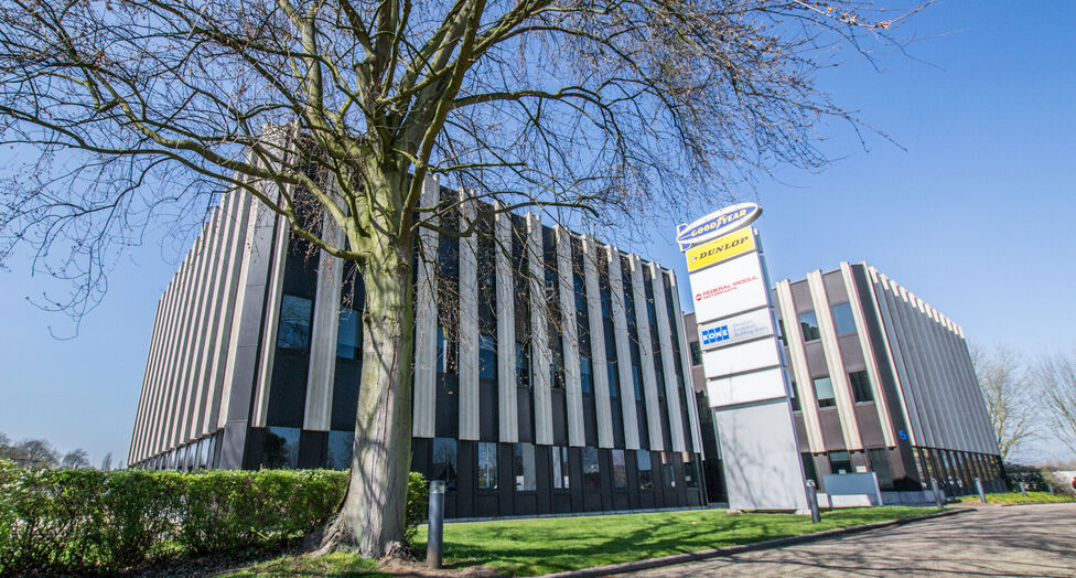 Op een zichtlocatie langs de Prins Boudewijnlaan in Kontich bevindt zich een representatief en modern kantoorgebouw met een totale oppervlakte van 6.500 m², verdeeld over drie bovengrondse verdiepingen.
Dankzij de strategische ligging, vlak bij de op- e