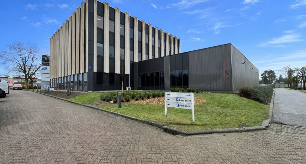 Op een zichtlocatie langs de Prins Boudewijnlaan in Kontich bevindt zich een representatief en modern kantoorgebouw met een totale oppervlakte van 6.500 m², verdeeld over drie bovengrondse verdiepingen.
Dankzij de strategische ligging, vlak bij de op- e