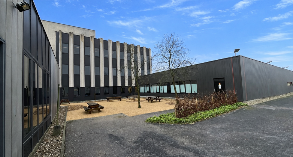 Op een zichtlocatie langs de Prins Boudewijnlaan in Kontich bevindt zich een representatief en modern kantoorgebouw met een totale oppervlakte van 6.500 m², verdeeld over drie bovengrondse verdiepingen.
Dankzij de strategische ligging, vlak bij de op- e