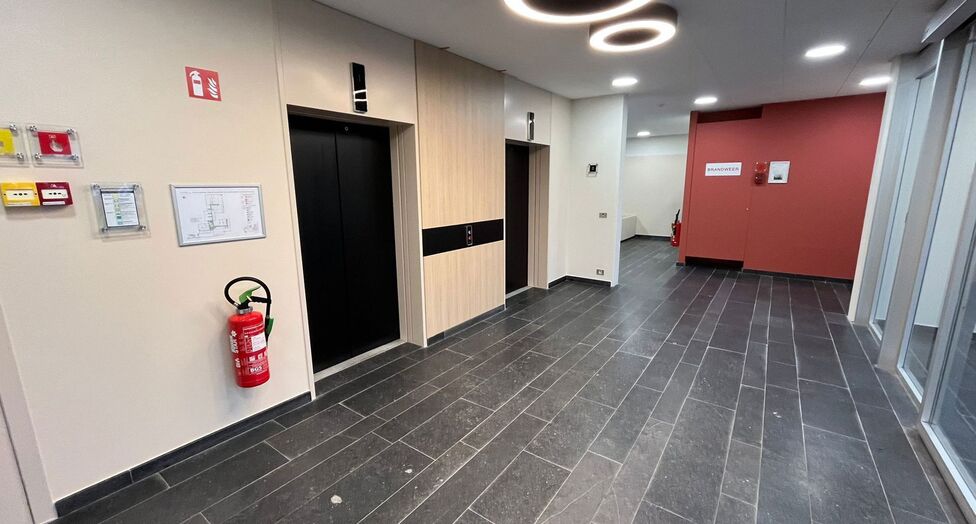 Op een zichtlocatie langs de Prins Boudewijnlaan in Kontich bevindt zich een representatief en modern kantoorgebouw met een totale oppervlakte van 6.500 m², verdeeld over drie bovengrondse verdiepingen.
Dankzij de strategische ligging, vlak bij de op- e