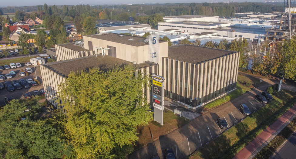 Op een zichtlocatie langs de Prins Boudewijnlaan in Kontich bevindt zich een representatief en modern kantoorgebouw met een totale oppervlakte van 6.500 m², verdeeld over drie bovengrondse verdiepingen.
Dankzij de strategische ligging, vlak bij de op- e