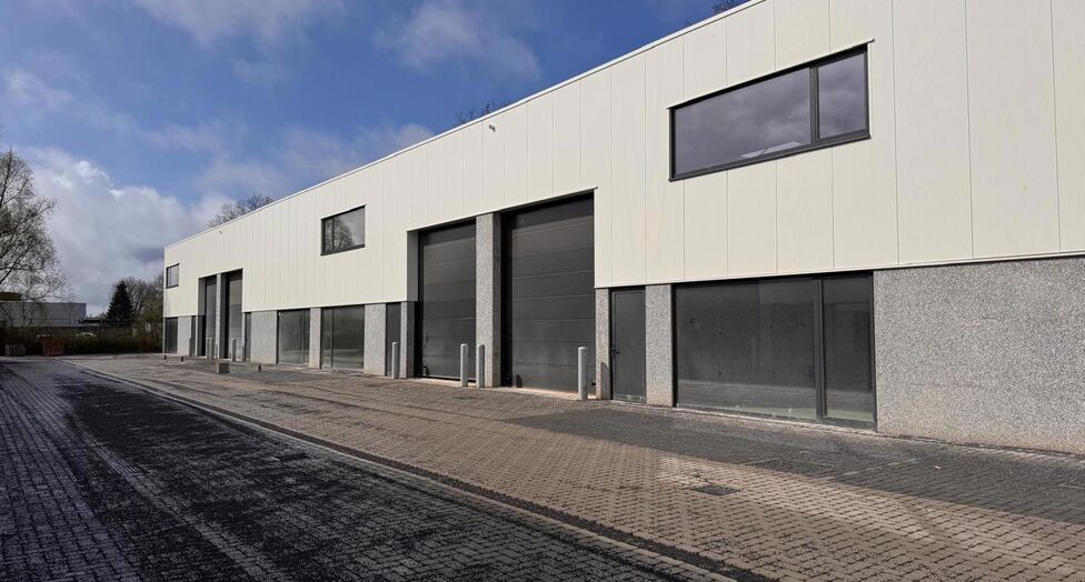 Aan de Starrenhoflaan in Kapellen bevindt zich dit moderne nieuwbouw KMO-project met diverse bedrijfsunits te huur. Dankzij de strategische ligging, vlakbij belangrijke invalswegen en op korte afstand van de A12, geniet de site van een uitstekende bereikb