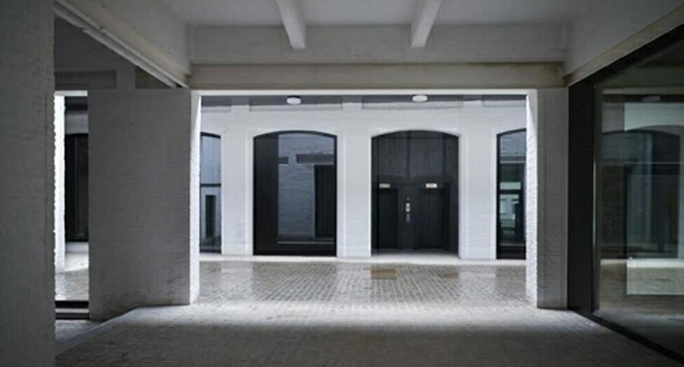 In het voormalige pakhuis van Katoen Natie bevindt zich het gerenoveerde kantorencomplex Valkeniers Natie, gelegen aan de Van de Wervestraat 18-22 in Antwerpen. Dit karaktervolle gebouw combineert de authentieke architectuur van het historische pakhuis me