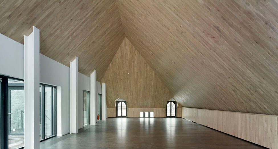 In het voormalige pakhuis van Katoen Natie bevindt zich het gerenoveerde kantorencomplex Valkeniers Natie, gelegen aan de Van de Wervestraat 18-22 in Antwerpen. Dit karaktervolle gebouw combineert de authentieke architectuur van het historische pakhuis me