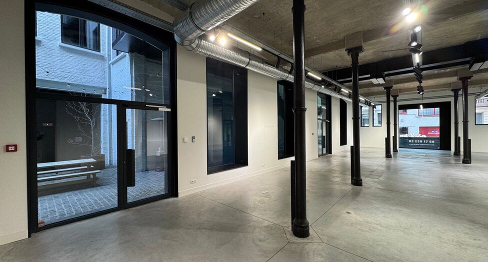 In het voormalige pakhuis van Katoen Natie bevindt zich het gerenoveerde kantorencomplex Valkeniers Natie, gelegen aan de Van de Wervestraat 18-22 in Antwerpen. Dit karaktervolle gebouw combineert de authentieke architectuur van het historische pakhuis me