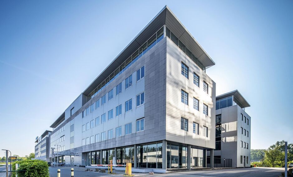 Antwerp Ring Center (ARC) biedt circa 4.000 m&sup2; kwalitatieve en flexibele kantoorruimte, verdeeld over vier bovengrondse verdiepingen. De eerste drie niveaus omvatten elk ca. 1.052 m&sup2;, de bovenste verdieping ca. 844 m&sup2; met aangename zichten. Zowel volle