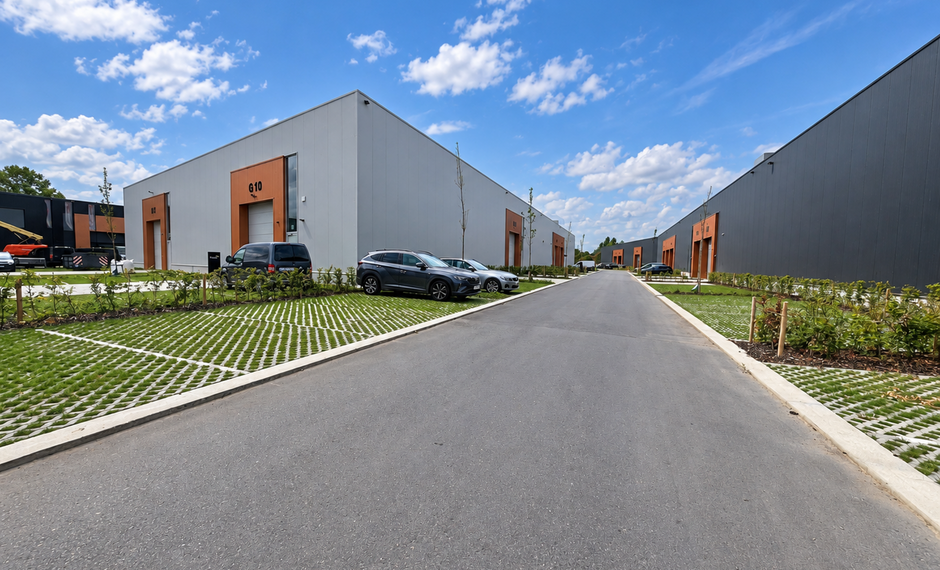 Strategisch gelegen te Heist-op-den-Berg, bieden wij nieuwbouw KMO-units aan in koop/huur
Het project omvat 4 verschillende gebouwen, waarin oppervlaktes beschikbaar zijn vanaf ca. 304 m² tot ca. 6.272 m².
Verkoopprijzen exclusief btw en aankoopkosten