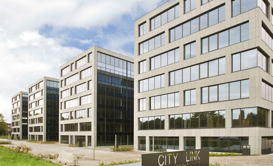 Aan de Posthofbrug te Antwerpen (Berchem) bevindt zich een moderne en representatieve kantorensite op een zichtlocatie langs de Antwerpse Ring.
De site omvat vier eigentijdse kantoorgebouwen van elk ca. 6.682 m², gelegen in een groene en aangename omgevi