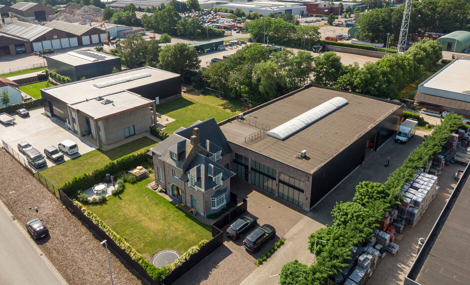 In de Duiventorenstraat te Essen bevindt zich deze unieke vastgoedsite bestaande uit twee naast elkaar gelegen percelen met een totale oppervlakte van maar liefst 5.005 m&sup2;. Dankzij de combinatie van ruime magazijnen, kantoren, showroomruimtes en woongele