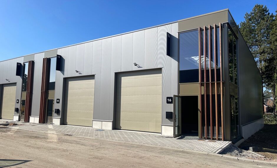 Het betreft de verhuur van twee nieuwbouw KMO-units te Duffel. Deze KMO-units zijn gelegen in het bedrijvenpark Wouw, op 5 minuten van de E19 (afritten Rumst en Mechelen-Noord).
Meerdere units van 220 m² beschikbaar. De units hebben een vrije hoogte van