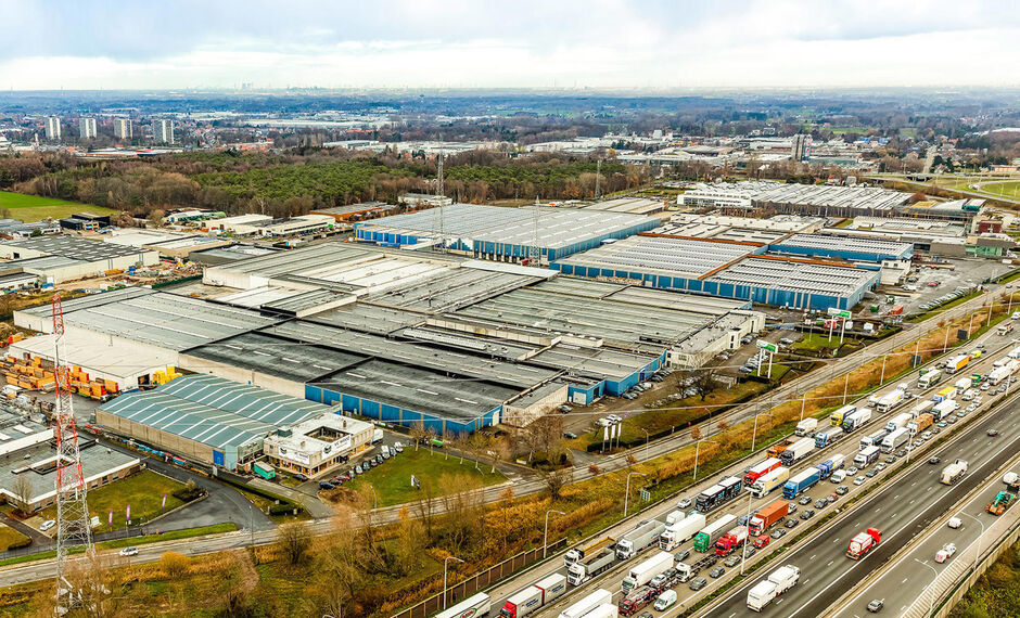 Het betreft de verhuur van uitstekend gelegen magazijnen te Industriepark-West in Sint-Niklaas, gelegen nabij op- en afrit 15 (Sint-Niklaas) van de E17. Oppervlaktes beschikbaar vanaf 4 700 m². De magazijnen hebben een vrije hoogte tussen de 5 meter en 8