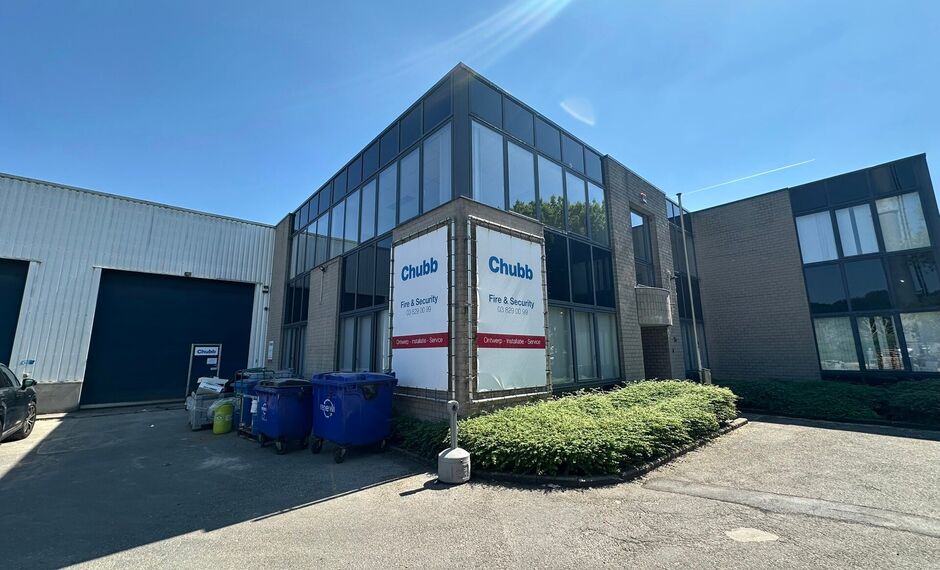 Het betreft de verhuur van een representatieve bedrijfsunit op een zeer centrale locatie te Aartselaar, met een vlotte verbinding naar de A12.
Momenteel worden er 2 KMO-units te huur aangeboden.
Unit 'G' omvat ca. 730 m², bestaande uit 430 m² opslagr