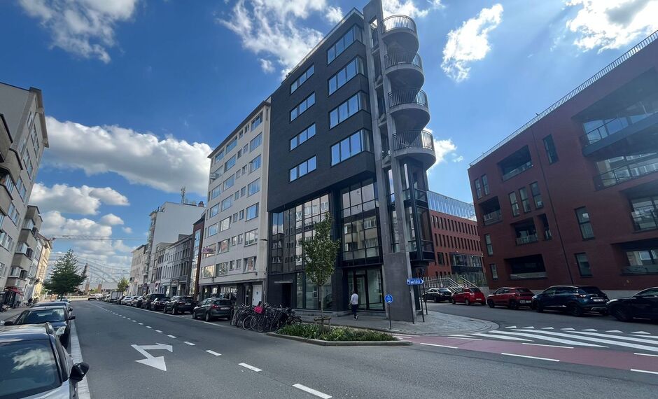 Op een uitstekende zichtlocatie in Mechelen, in de Leopoldstraat, bevindt zich dit hedendaags gebouw, bestaande uit drie afzonderlijk te verwerven entiteiten.

Het gebouw omvat een commercieel gelijkvloers en twee bovenliggende verdiepingen, elk ingericht