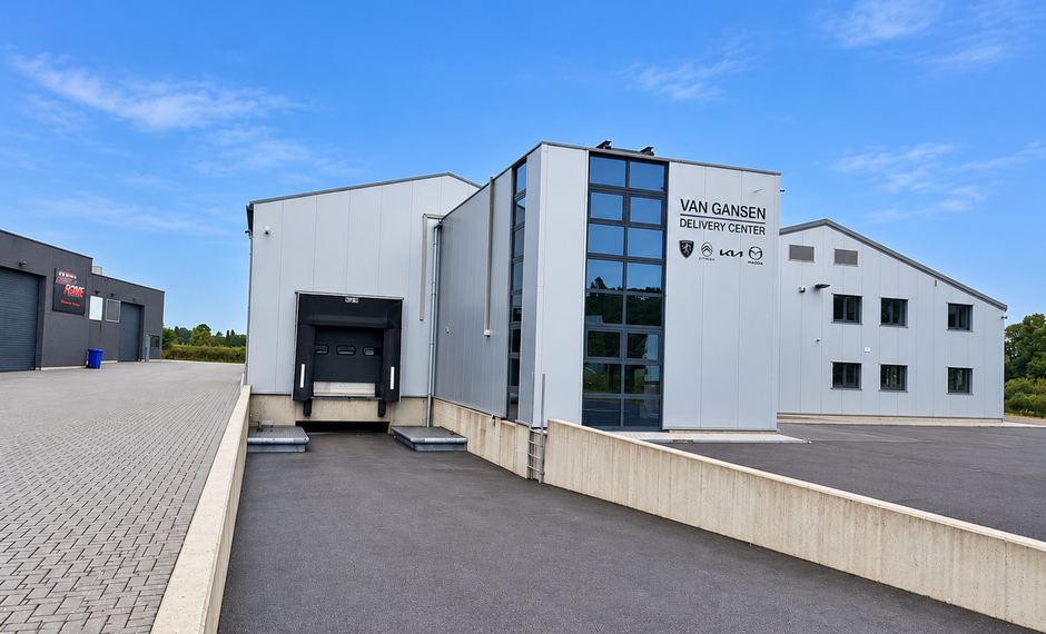 Op een strategische locatie in Antwerpen-Ekeren, vlak bij het op- en afrittencomplex van de A12, bieden wij dit bedrijfsgebouw te huur aan. Het pand is gelegen in agrarisch gebied en beschikt over een vergunning voor passieve opslag.
Het gebouw omvat cir