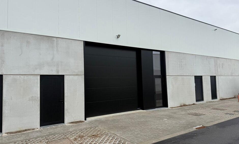 In dit nieuwbouwproject in industriezone 'De Vloeiende' te Kapellen bieden wij deze twee KMO-units te huur aan. Het project is zeer centraal gelegen in de regio Kapellen/Ekeren/Brasschaat en biedt een vlotte verbinding met de Antwerpse Haven.

Deze units 