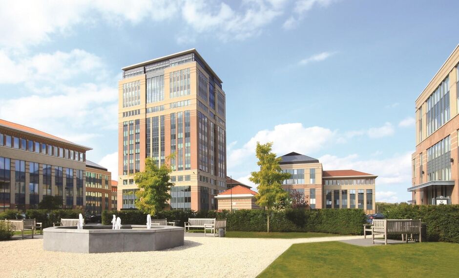 Mechelen Campus is een hoogwaardig en multifunctioneel kantorencomplex met een totale kantooroppervlakte van circa 55.000 m², verspreid over 11 gebouwen. De campus wordt gekenmerkt door een markante toren van ongeveer 60 meter hoog, omringd door tien lag