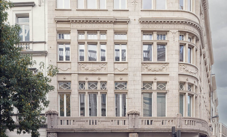 Het betreft de verhuur van kantoorruimtes in een karaktervol gebouw gelegen op toplocatie Meir 113-115, 2000 Antwerpen. Het pand werd in 2019 erkend als bouwkundig erfgoed en werd recent herontwikkeld tot moderne kantoorruimtes waarbij authentieke element
