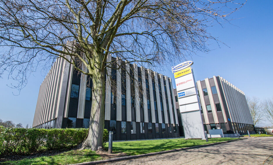 Op een zichtlocatie langs de Prins Boudewijnlaan in Kontich bevindt zich een representatief en modern kantoorgebouw met een totale oppervlakte van 6.500 m², verdeeld over drie bovengrondse verdiepingen.
Dankzij de strategische ligging, vlak bij de op- e