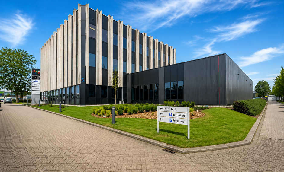 Op een zichtlocatie langs de Prins Boudewijnlaan in Kontich bevindt zich een representatief en modern kantoorgebouw met een totale oppervlakte van 6.500 m&sup2;, verdeeld over drie bovengrondse verdiepingen.

Dankzij de strategische ligging, vlak bij de op- e