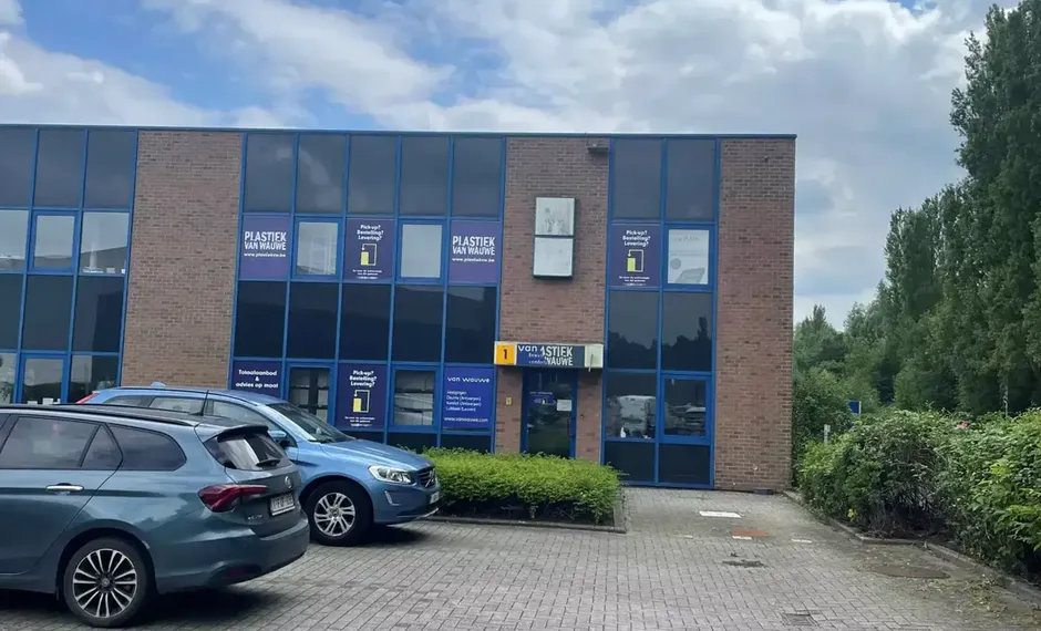 Het betreft de verhuur van twee KMO-units met kantoren, gelegen in bedrijvenpark Kontich I. Dit bedrijvenpark geniet een uitstekende ligging langs de Prins Boudewijnlaan, vlakbij op- en afrit Kontich van de E19 (Antwerpen - Mechelen - Brussel).
Unit 1 h
