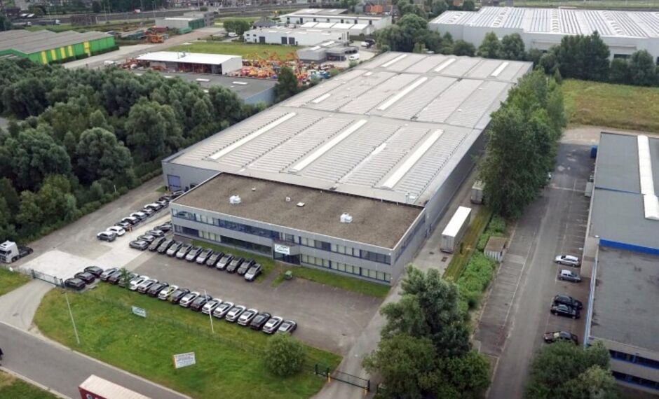 In dit representatieve semi-industriële gebouw bieden wij verschillende oppervlaktes te huur aan.
Huurprijzen exclusief Onroerende Voorheffing en servicekosten.
Contacteer ons voor verdere informatie of om een bezoek ter plaatse in te plannen.