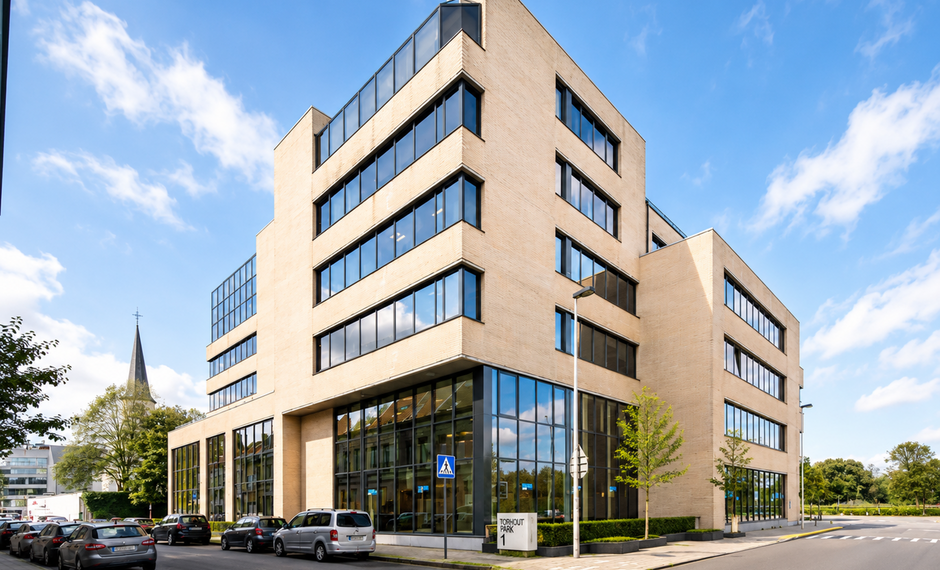 Het betreft beschikbare kantoorruimten langs de Antwerpse Singel in de Singel Building. De locatie is uiterst zichtbaar en biedt een strategische uitvalsbasis voor elk bedrijf. Dankzij de directe aansluiting op de Singel en de nabijheid van de belangrijks