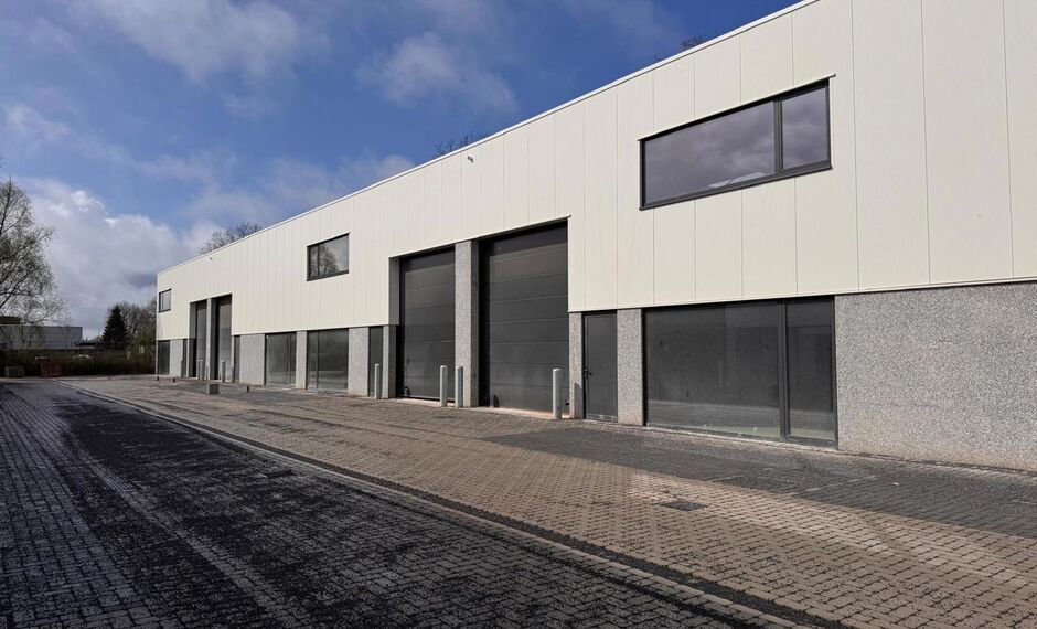 Aan de Starrenhoflaan in Kapellen bevindt zich dit moderne nieuwbouw KMO-project met diverse bedrijfsunits te huur. Dankzij de strategische ligging, vlakbij belangrijke invalswegen en op korte afstand van de A12, geniet de site van een uitstekende bereikb