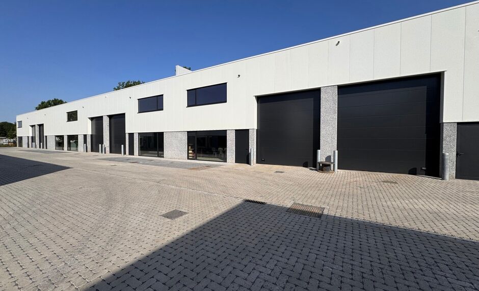 Aan de Starrenhoflaan in Kapellen bevindt zich dit moderne nieuwbouw KMO-project met diverse units te huur.

Dankzij de strategische ligging, in de nabijheid van belangrijke invalswegen en op korte afstand van de A12, is de site uitstekend bereikbaar voor