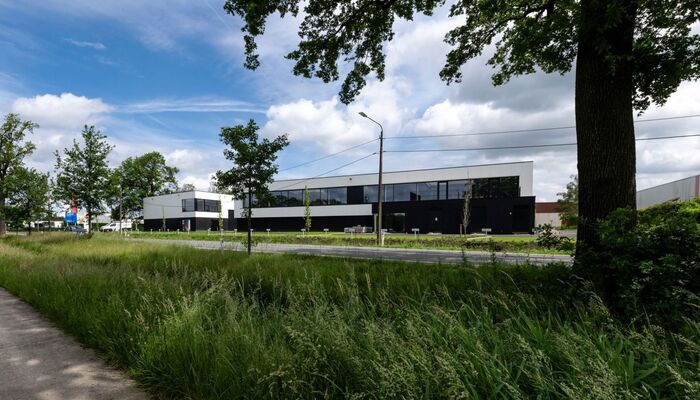 Het betreft de verkoop van KMO-units in het nieuwbouwproject "Bedrijvenpark Nieuwmoer" te Essen. Dit project geniet een uitstekende ligging langsheen de Nieuwmoersesteenweg en is zeer centraal gelegen in de grensregio, wat zorgt voor een vlotte verbinding