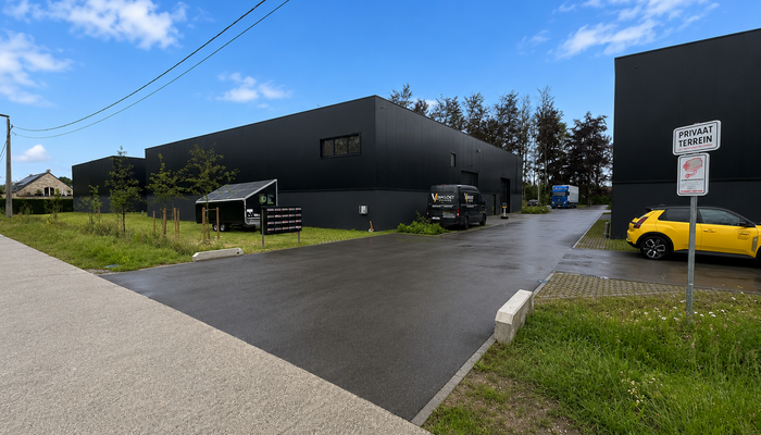 Gelegen langs de Notmeir te Duffel maken deze drie moderne bedrijfsunits deel uit van het recente &ldquo;Duffel Business Park&rdquo;, een kwalitatief nieuw KMO-project op een strategische locatie tussen Antwerpen en Brussel.

Het bedrijvenpark bevindt zich tussen