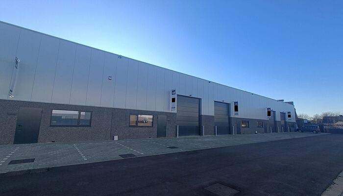 Het betreft de verhuur van nieuwbouw KMO - units langsheen de Oostmalsebaan in Brecht. De units zijn vlot bereikbaar op slechts 10 min van de E19 Antwerpen - Nederland.
Het project omvat 3 units variërend vanaf 221 m², eventueel samenvoegbaar. De units