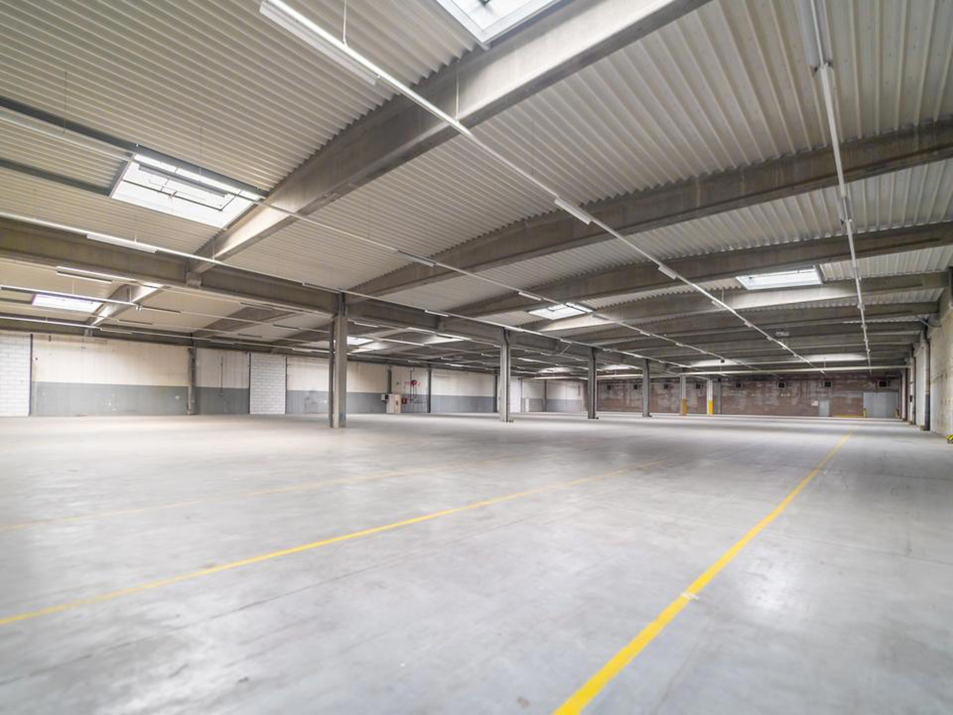 Het betreft de verhuur van een logistiek gebouw te Kontich. Dit gebouw geniet een uitstekende locatie naast de E19. De site ligt op 20 minuten van het centrum van Antwerpen en op 30 minuten van Brussel. Het gebouw bestaat uit 15 000 m² opslagruimte, dewe
