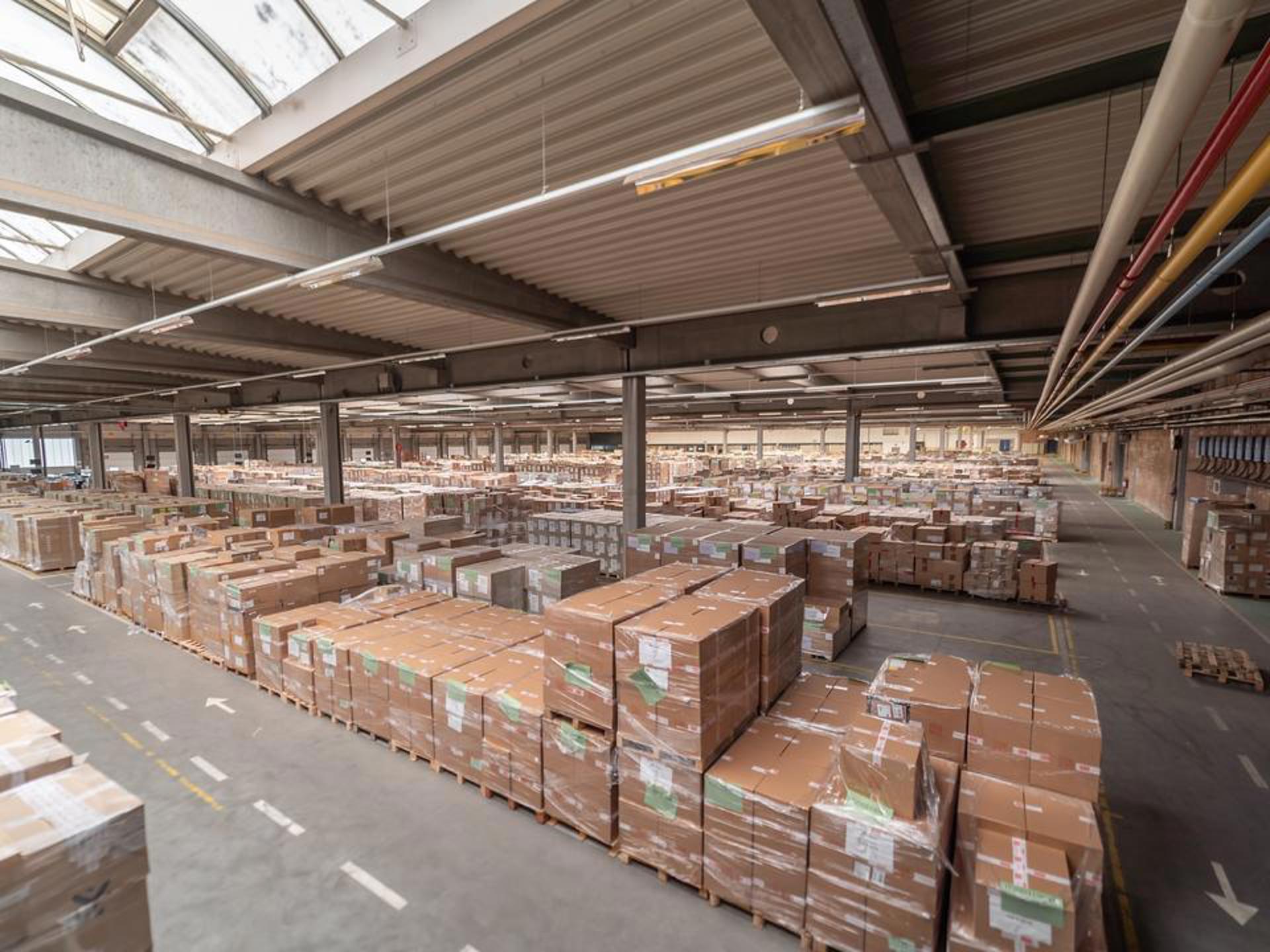 Het betreft de verhuur van een logistiek gebouw te Kontich. Dit gebouw geniet een uitstekende locatie naast de E19. De site ligt op 20 minuten van het centrum van Antwerpen en op 30 minuten van Brussel. Het gebouw bestaat uit 15 000 m² opslagruimte, dewe