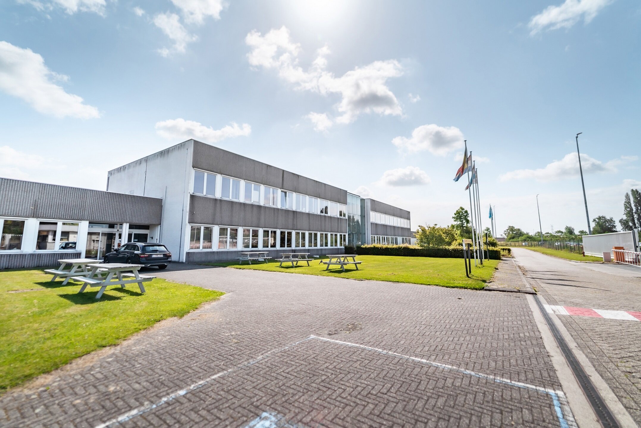 Het betreft de verhuur van een logistiek gebouw te Kontich. Dit gebouw geniet een uitstekende locatie naast de E19. De site ligt op 20 minuten van het centrum van Antwerpen en op 30 minuten van Brussel. Het gebouw bestaat uit 15 000 m² opslagruimte, dewe